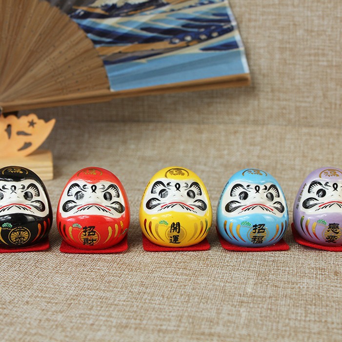 Estilo japonés Lucky Damo decoración tamaño pequeño tienda apertura regalo creativo hogar cerámica lindo escritorio decoración del coche