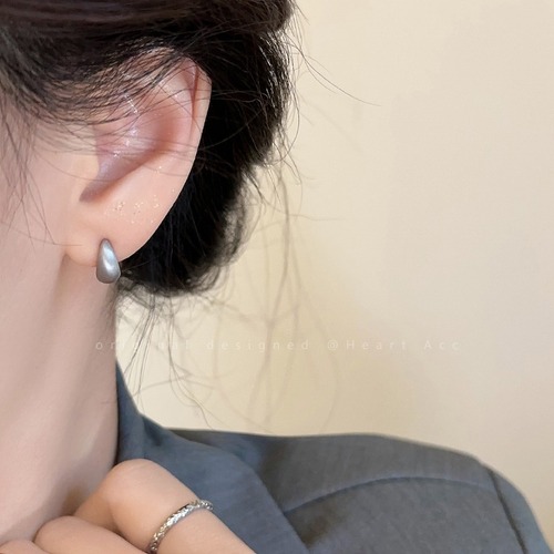 Q-version metal brushed C-shaped earring for women, summer minimalist niche design earrings, light luxury high-end, cool and indifferent style earrings