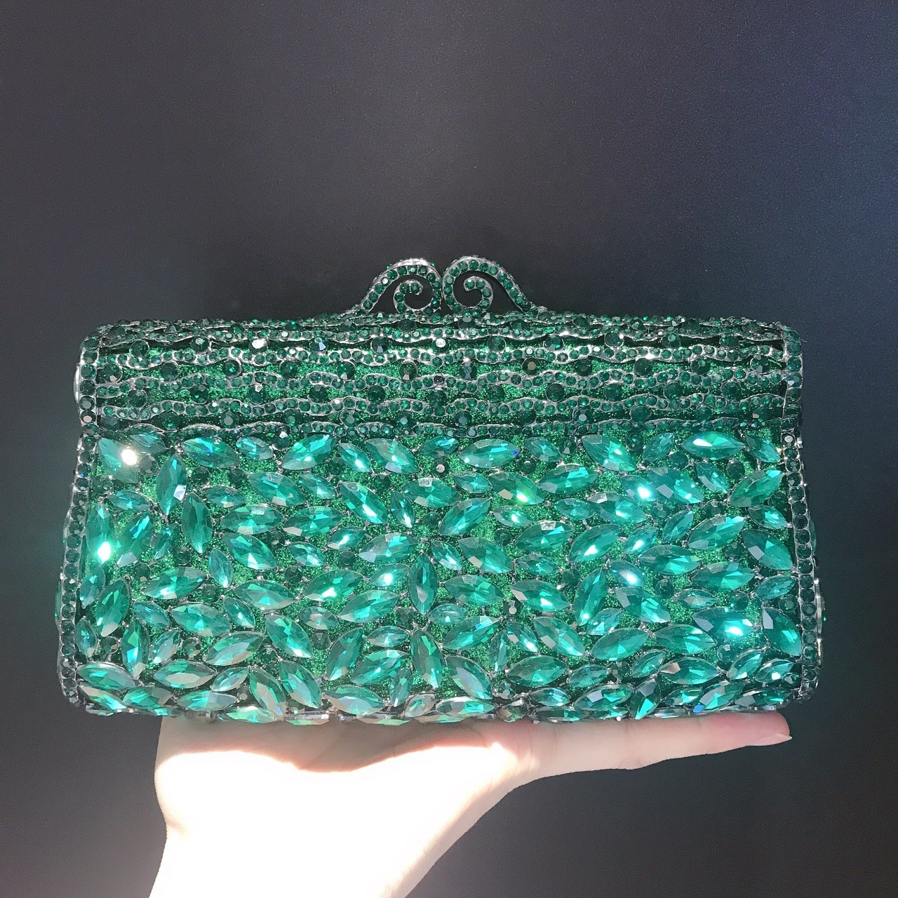 * Nuevo paquete de cena de diamantes transfronterizos bolsos de diamante verde bolsos de banquete europeos y estadounidenses bolsos de mano de diamantes horizontales bolsos de damas