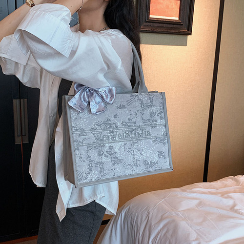 Large-capacity bag women's  new summer versatile shoulder bag this year's popular texture portable commuter tote bag