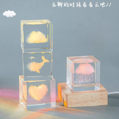 退屈して白い雲の立方体の雲を見て水晶の雲の白い雲の学生のプレゼントを並べます。