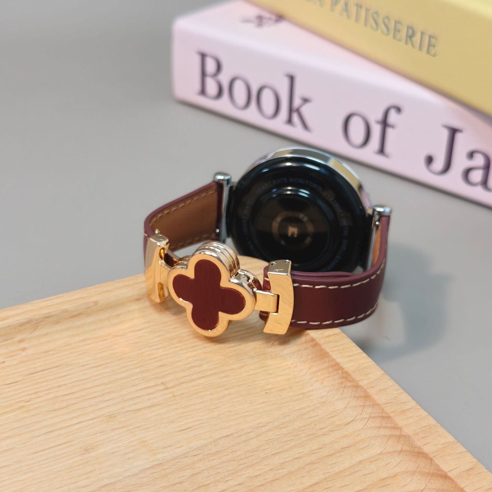 Suitable for Huawei Gt5 Watch Gt4 Four-Leaf Clover Magnetic Buckle Leather Strap Watch5/4/3/2Pro Women's Model