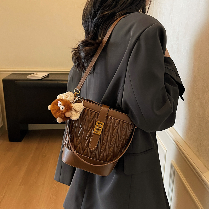 Bolsa de cubo francesa Xiaozhongling, mujer otoño-invierno 2025, nuevo bolso de teléfono móvil, bolso de hombro exterior