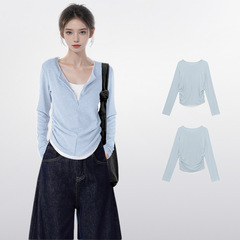 青い偽の2つのvネックの長袖のtシャツの女性の春と秋冬の早秋の短いタイプの中で身を修める不規則な底のシャツの上着を着ます。