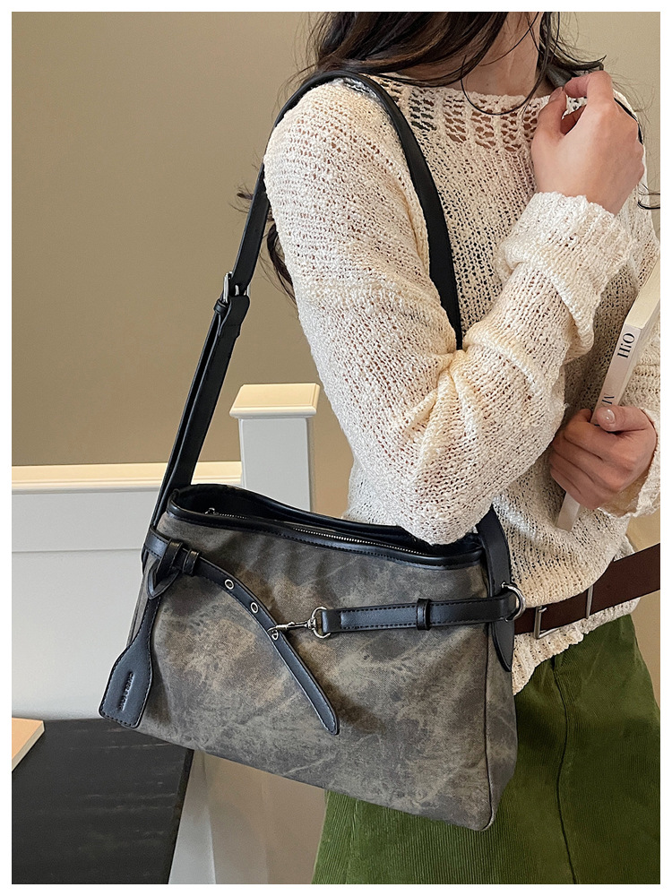 Borsa a spalla minimalista in camoscio design di nicchia borsetta_voghion.com