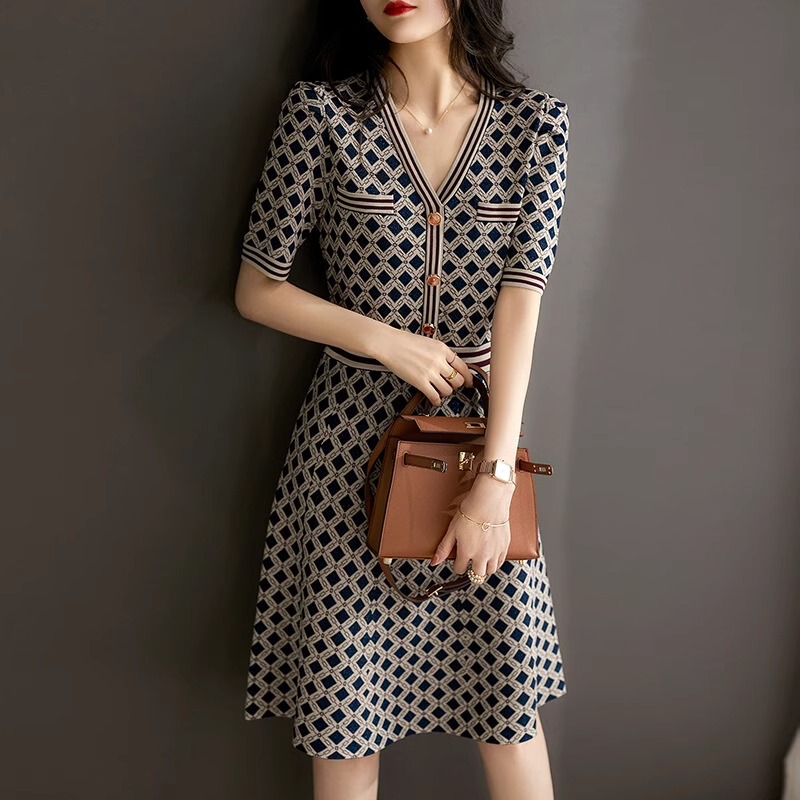 8020 High-End Quilted V Neck Knitted Dress Accessible Luxury Elegant Contrasting Color High-Waisted Mid-Length A-Line Plaid Skirt for Women