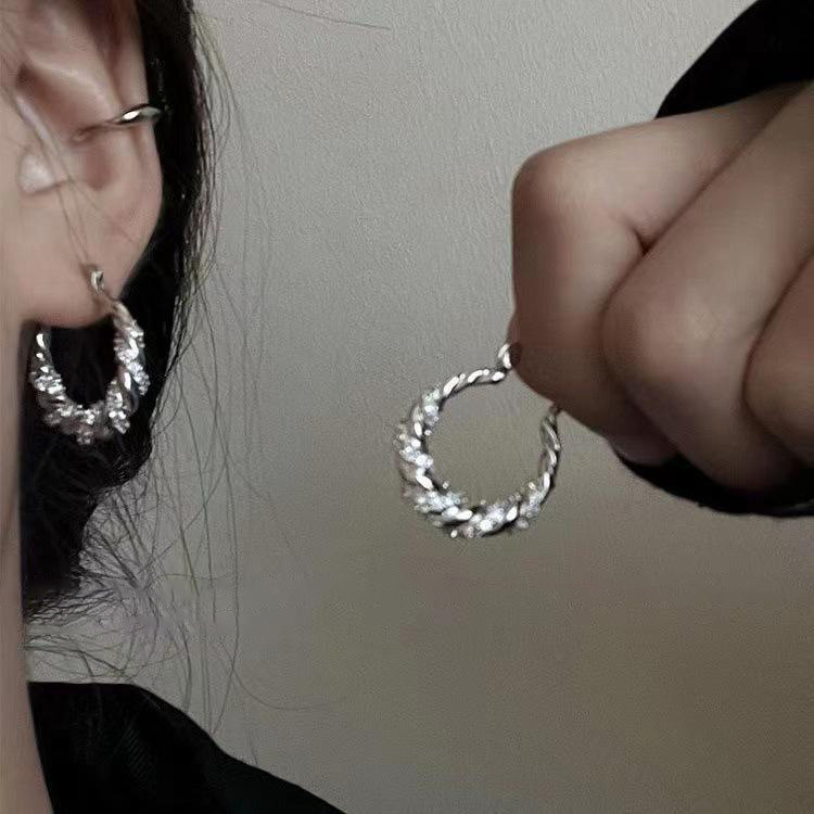 925 aguja de plata retro geométrica pendientes de metal nicho femenino elegante alto sentido pendientes populares todos los partidos pendientes al por mayor