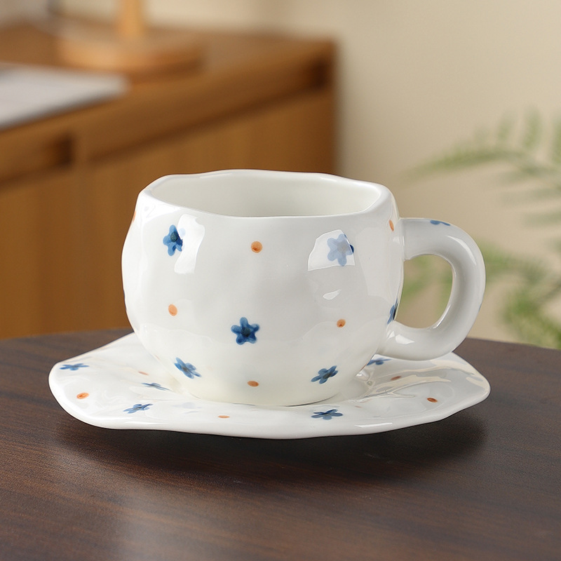 Estilo coreano inswind mano flor cerámica taza de café y plato conjunto taza de té de la tarde pequeñas flores pintadas a mano taza un plato