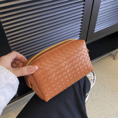 2023新款編織紋綠色化妝包便攜高級感手拿皮包化妝品小號收納軟包