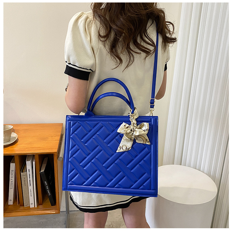 Fashionable and versatile women's bag 2023 summer new silk scarf handbag Bags feeling single shoulder diagonal armpit small square bag_voghion.com