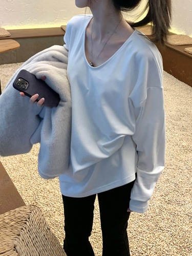 White Long Sleeve T-Shirt for Women - Loose Fit Crew Neck Top for Autumn/Winter - Oversized Crew Neck Top with Plush Fabric - Slouchy Medium Length V-Neck Top for Trendy Girls