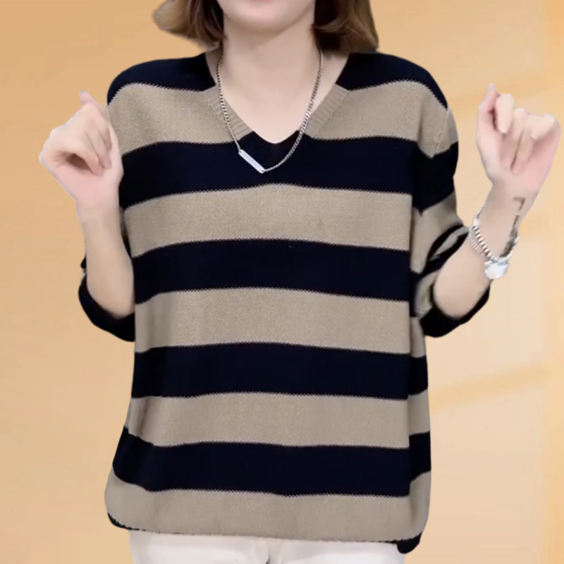 長袖のセーターの女性の早秋の新型のファッションのゆったりしているストライプのニットは年齢を減らして明らかにやせているvネックのニットのお母さんのシャツを現します。|undefined