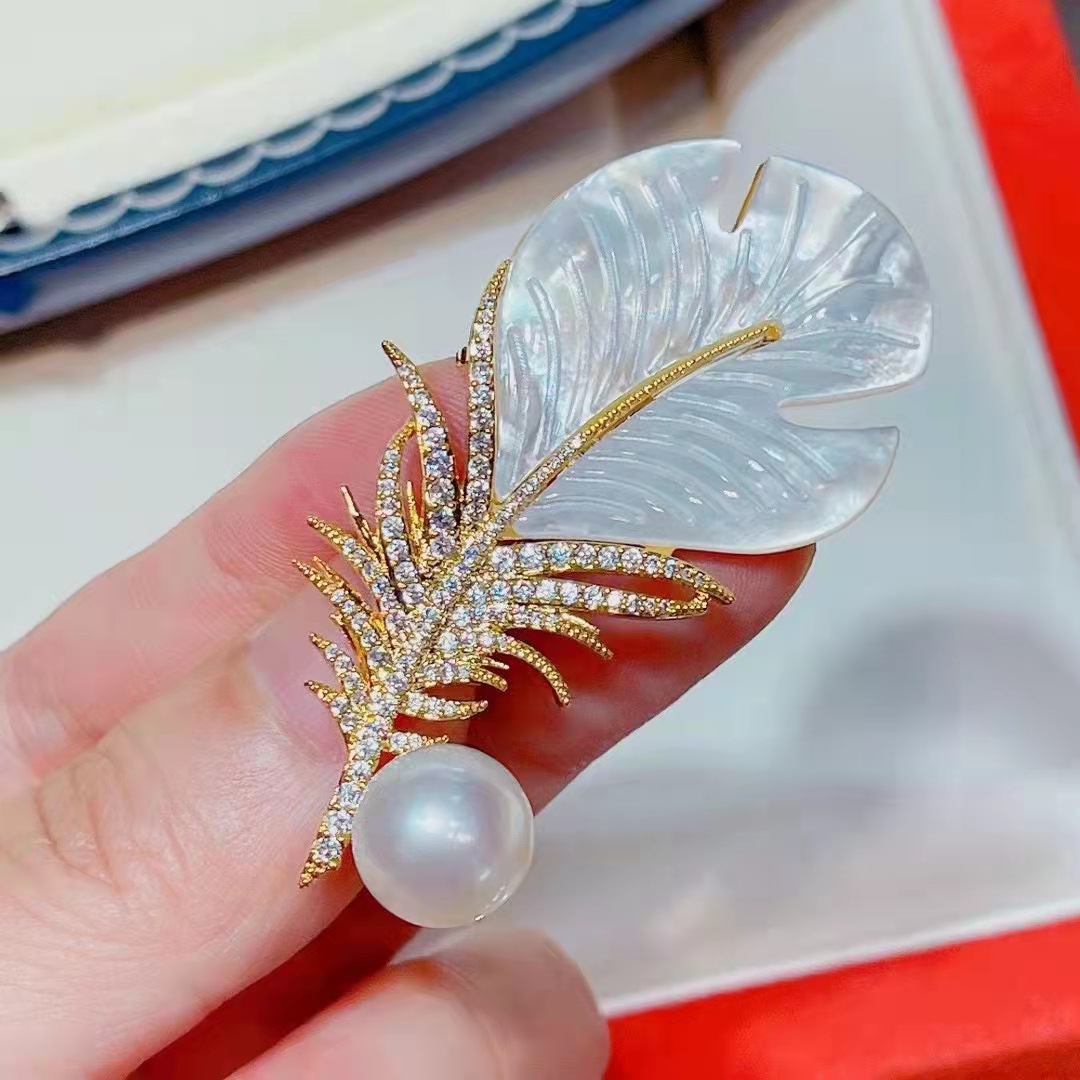 New Luxury Lady Jewelry Inlaid Zircon Shell Feather Brooch Pins for Women Fashion Pearl Corsage Pins Dress Accessories Brooches  for Wedding