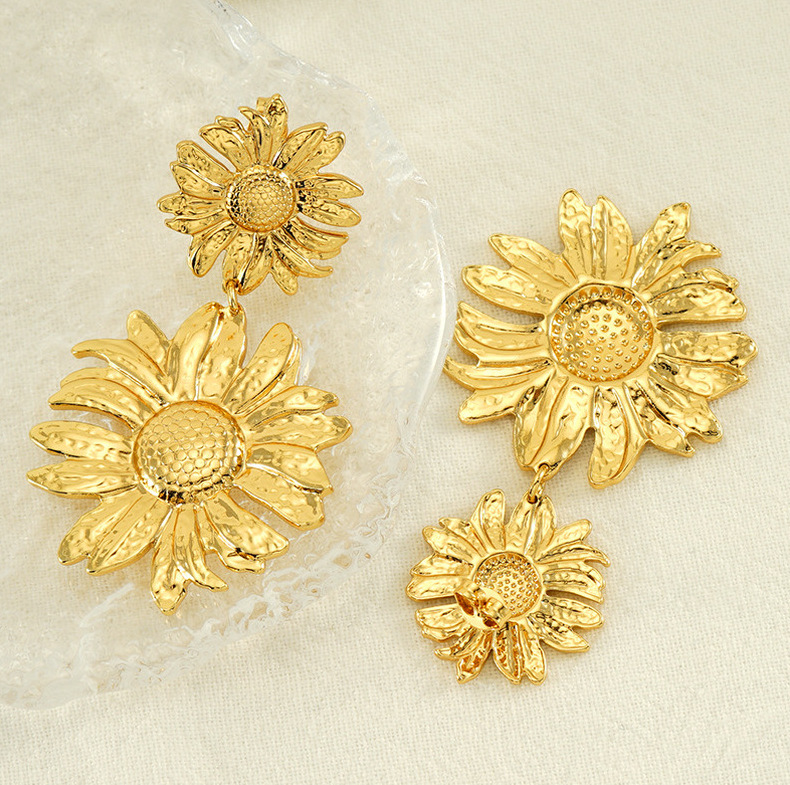 1 Pair Simple Style Flower Stainless Steel 18K Gold Plated Drop Earrings display picture 3