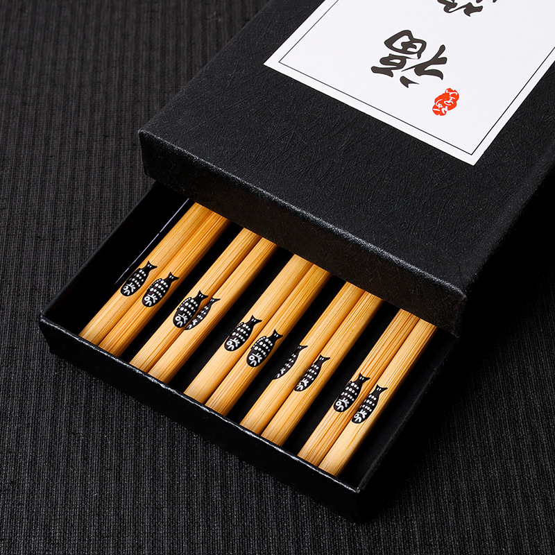 Palillos de bambú al por mayor palillos de bambú puntiagudos japoneses pequeños palillos florales de pescado 5 pares caja de regalo negro en stock palillos de regalo de publicidad