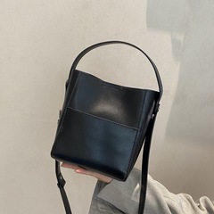 バッグ2025新型牛革小バケツ真皮小大衆バッグ高級感洗練された手持ちシングル肩斜めショルダーバッグ女性