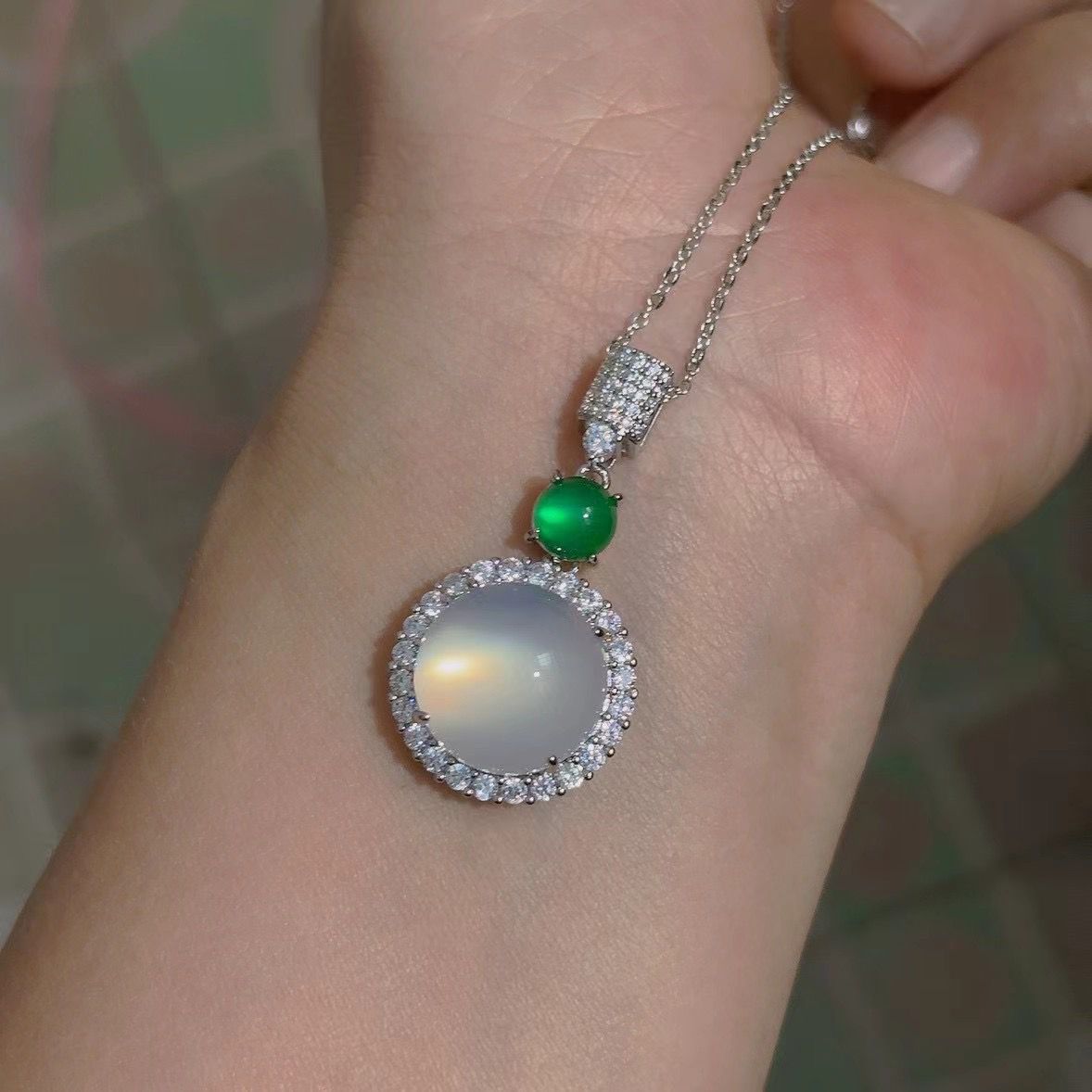 批发高冰透镀银镶嵌女款白玉髓满钻圆形吊坠帝王绿玛瑙玉石项链