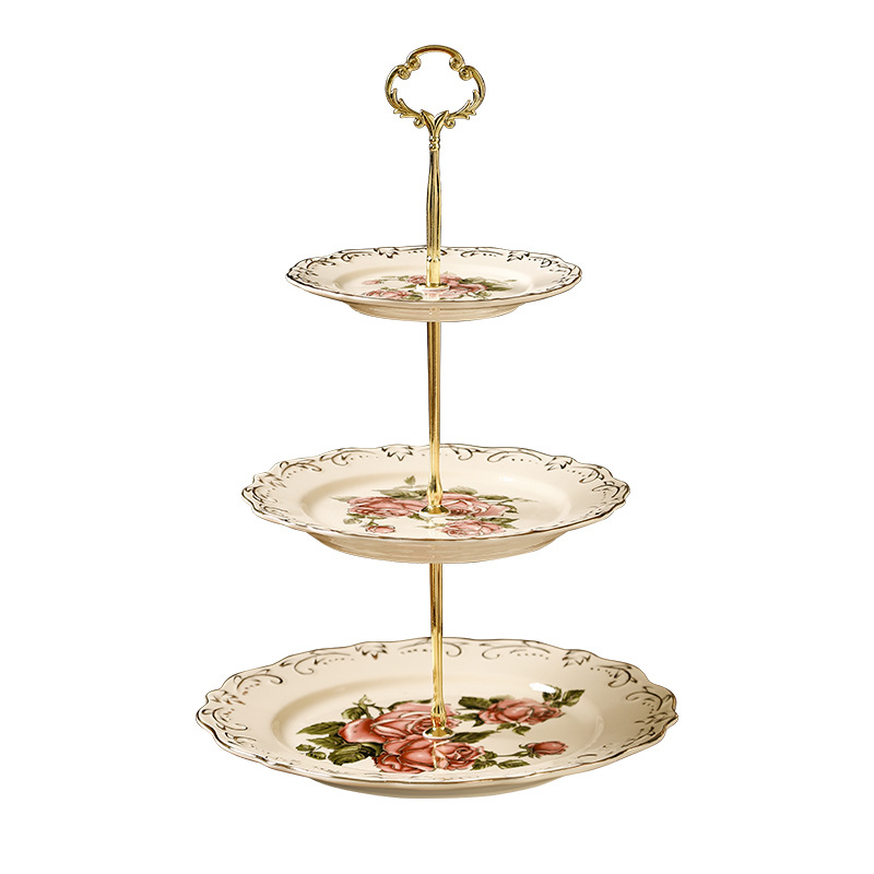 Relieve de la reina rosa europea de lujo ligero plato de pastel de cerámica de tres capas plato de frutas plato de dulces de bocadillos creativo