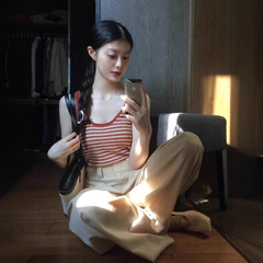 赤と白のストライプの氷の糸の小さいサスペンダーのベストの女性の内は副乳の夏の外を遮ります。