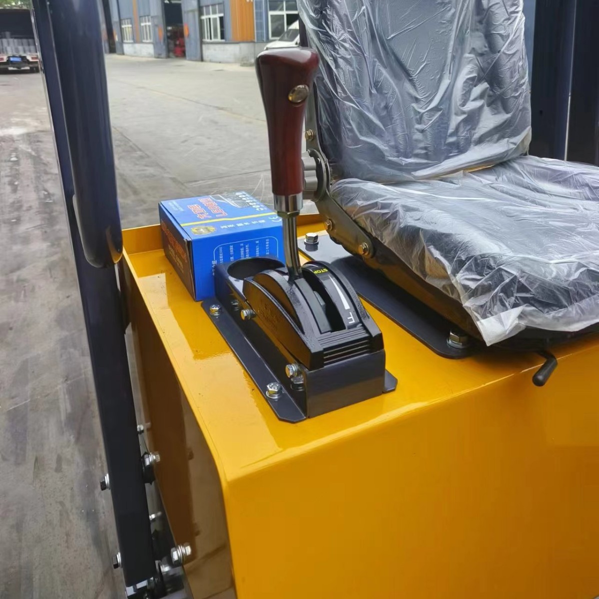 Fábrica directa de 2 toneladas 3 toneladas compactador de rodillo de asiento pequeño