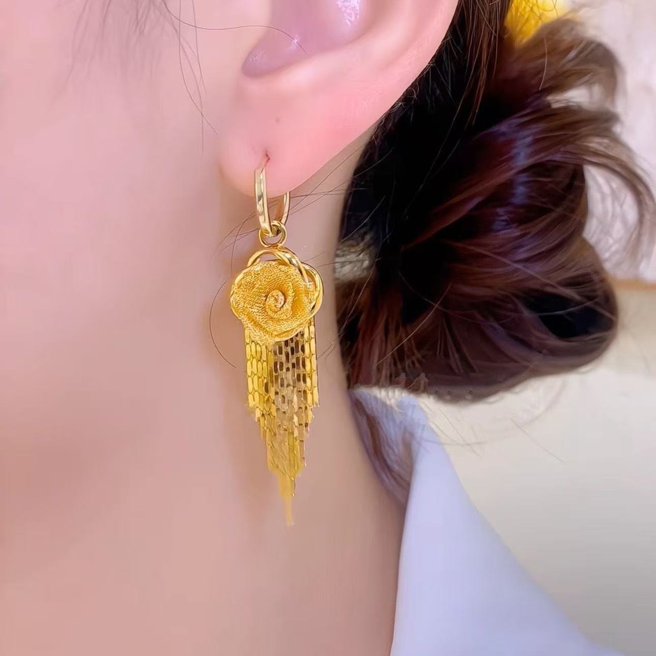 Golden design elegant fashionable universal earrings