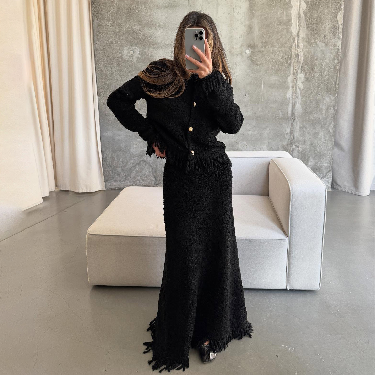 Completo cardigan in maglia a vita alta con frange e minigonna: morbida eleganza con un tocco parigino_voghion.com