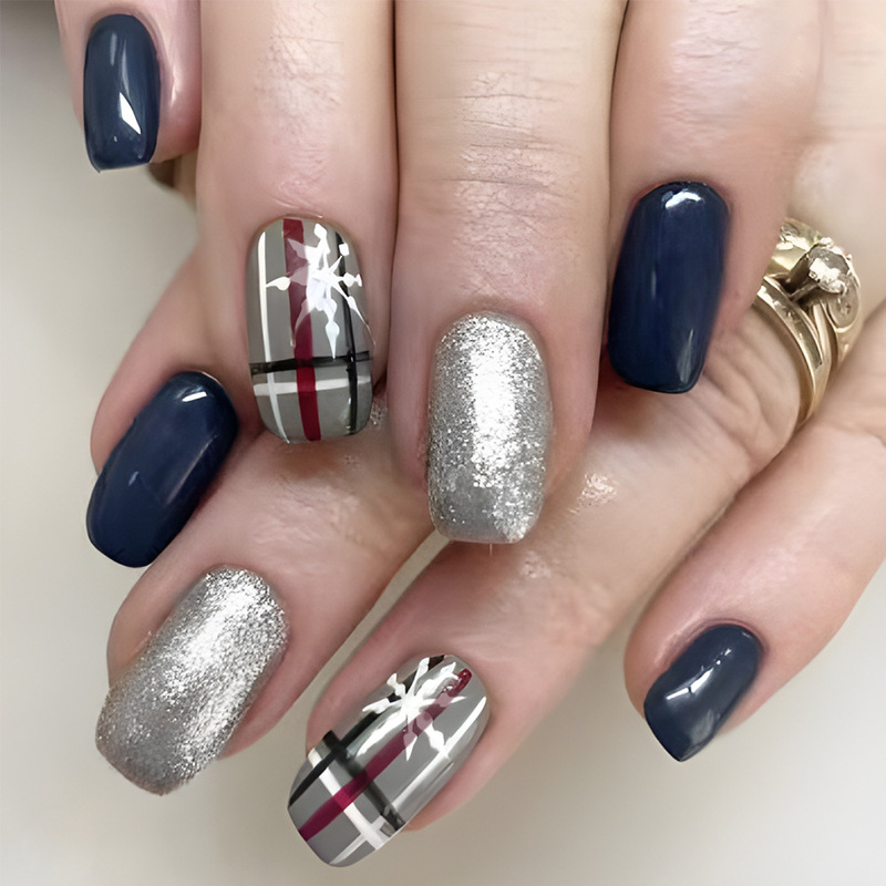 Chinese-style shiny Christmas wear-on nail art set with snowflake stripes and glitter, versatile, 24 pieces, detachable Chinese-style shiny Christmas wear-on nail art set with snowflake stripes and glitter, versatile, 24 pieces, detachable