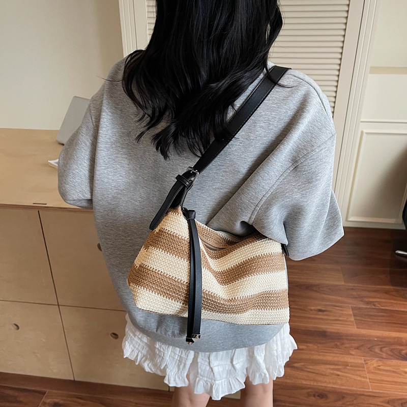Bolso de moda coreano de verano 2026 nuevo bolso de mujer escuela de estilo tejido de paja bolso de hombro bolso de color contraste diario