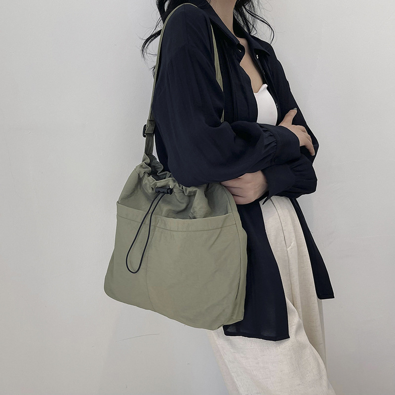 A stylish single-shoulder crossbody bag for 2024, a large-capacity casual commuting bag for classes, and a beautiful and fashionable underarm bag for women Item Picture