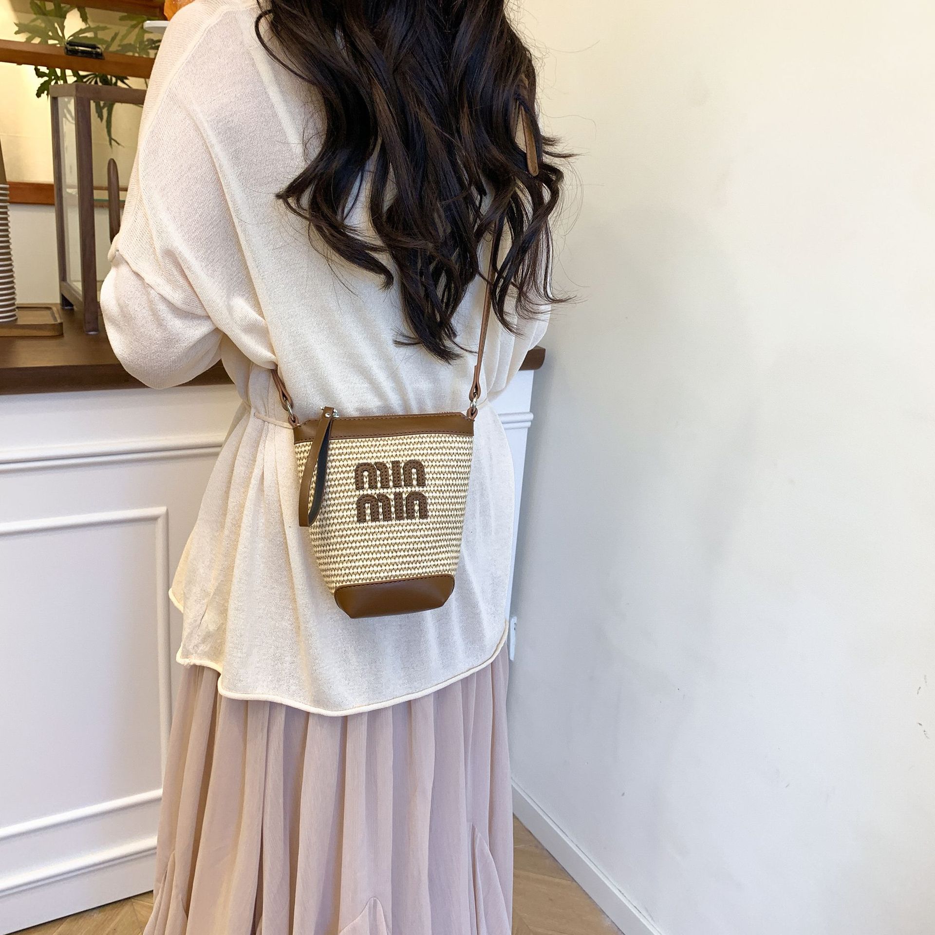 Bolso de teléfono móvil tejido de paja de color de contraste de moda para mujer 2025 nuevo bolso de cubo de primavera de moda bolso diagonal de un solo hombro para mujer