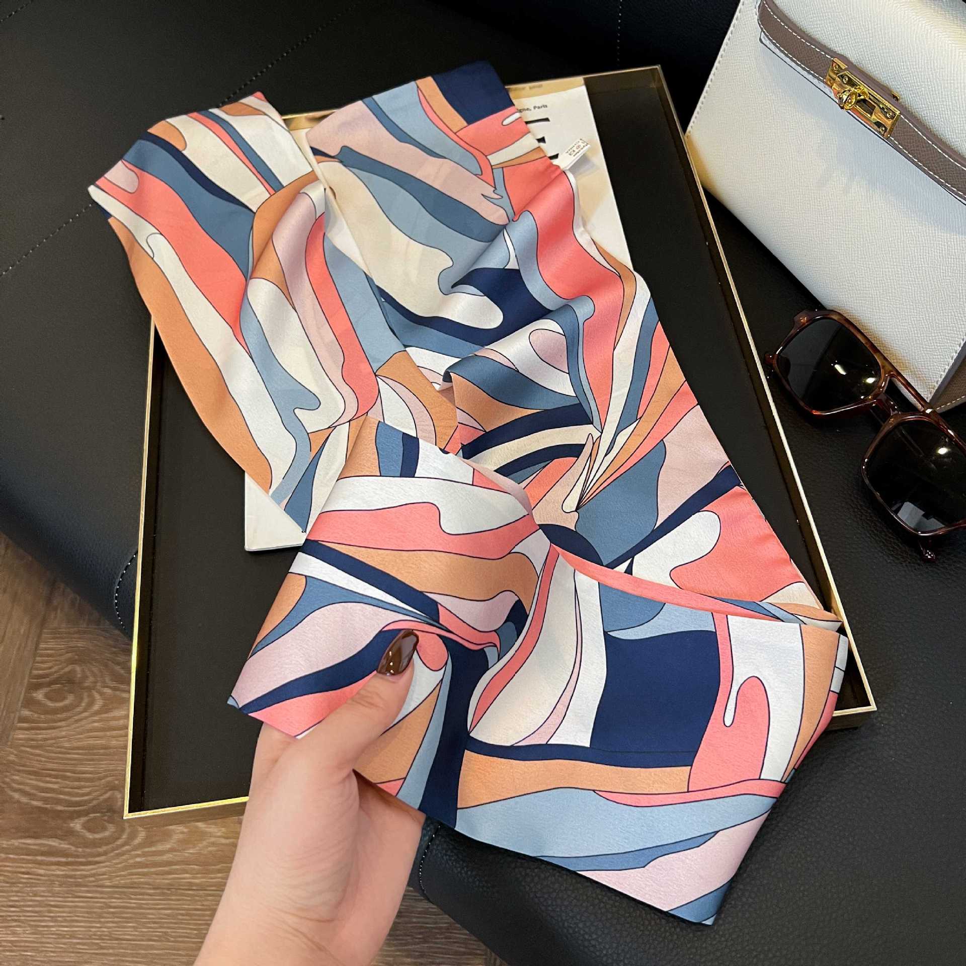 Nueva bufanda de seda pequeña banda larga estrecha para el cabello mujer estilo primavera y otoño moda madre bufanda estilo verano estilo fino serpentina bufanda al por mayor