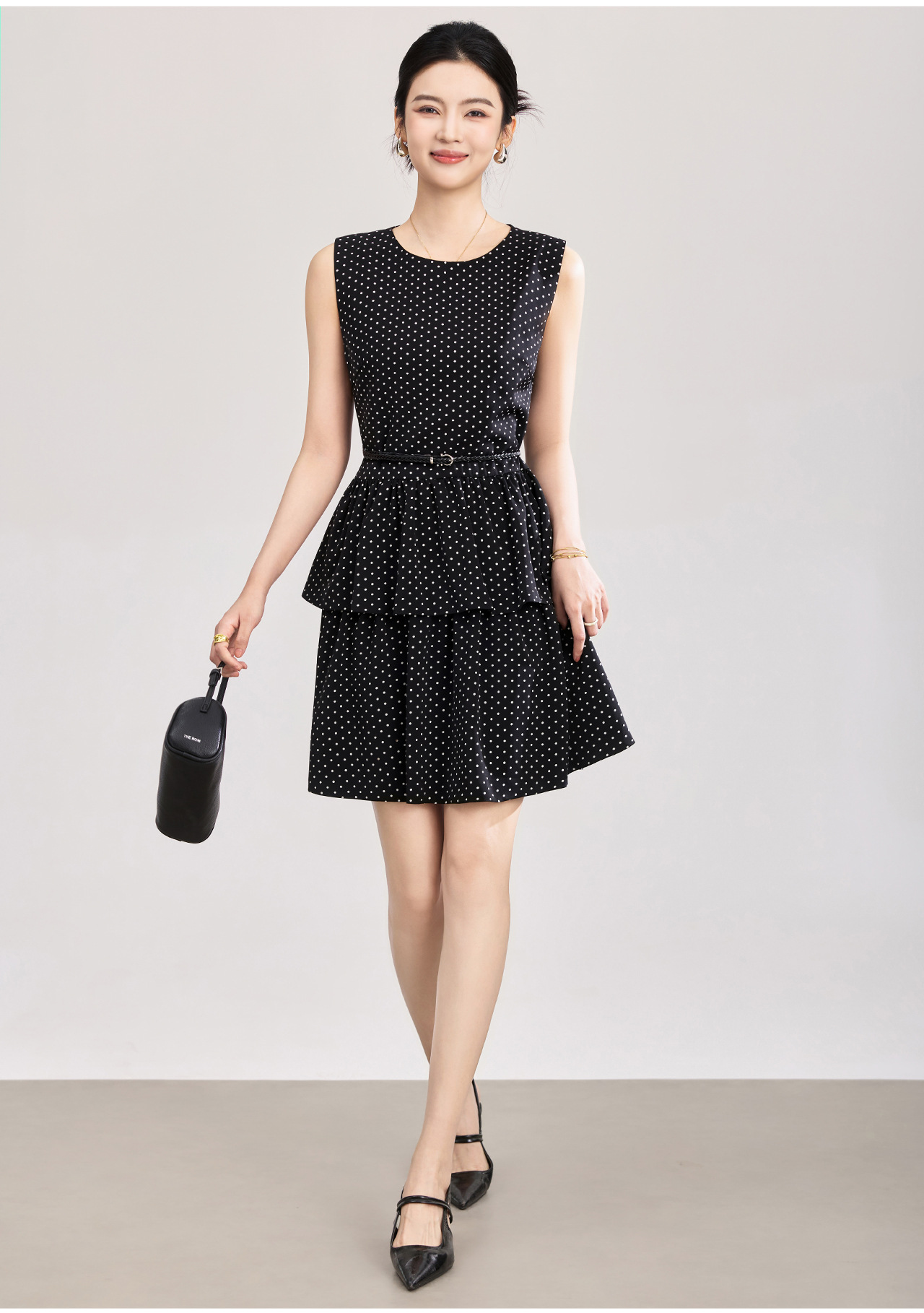 Váy ngắn satin chấm bi tay lỡ cổ vest thắt eo phong cách độc đáo — Điểm sóng Đen chi tiết 4