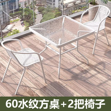 �̨С�������������e�����νM�ϰ�ɫ�����ۯBһ������С���Ͳ��