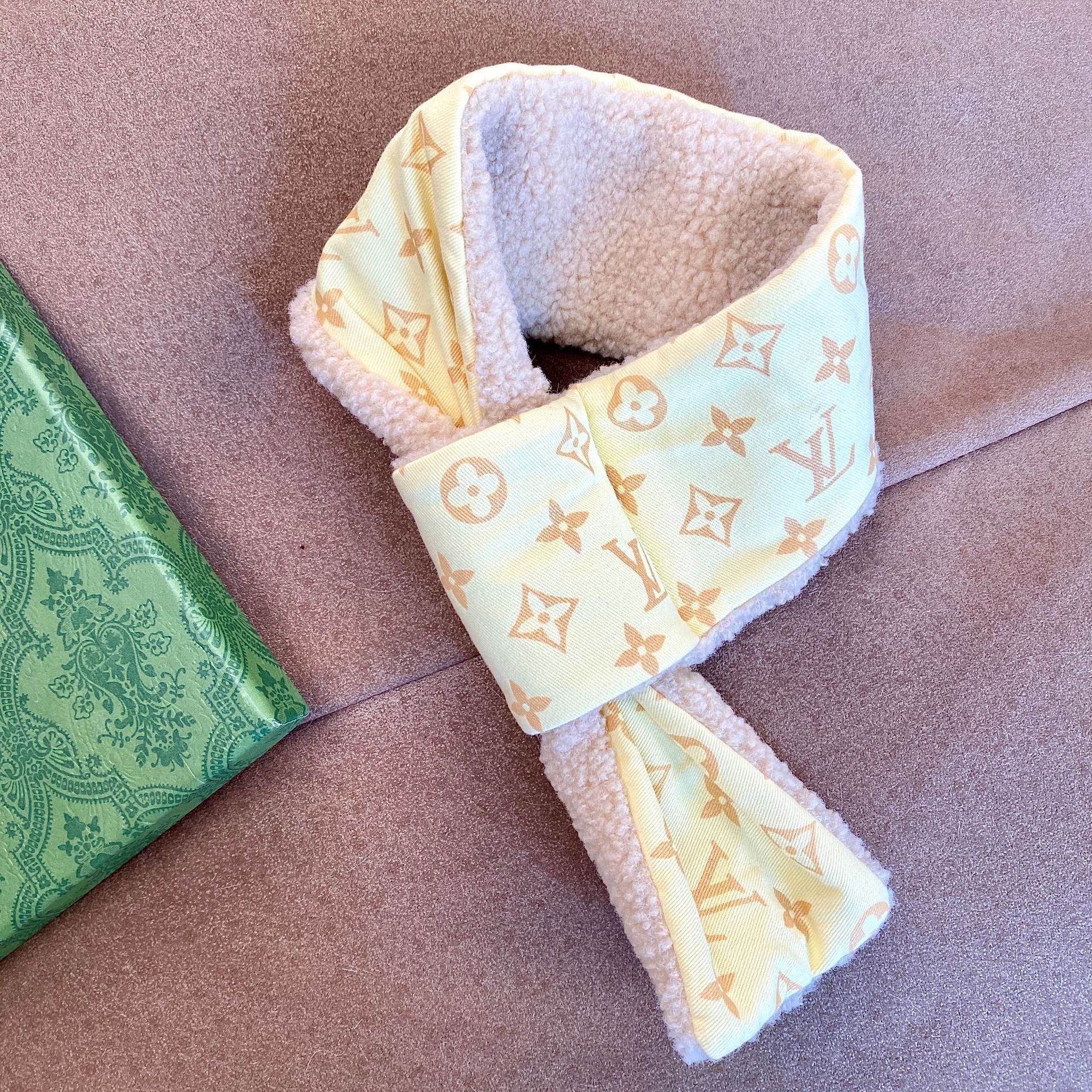 Bufandas de mascotas cálidas de invierno marca de moda de cordero de dos colores vaqueros perros grandes accesorios perros perros cachorros buñuelos Schenerite