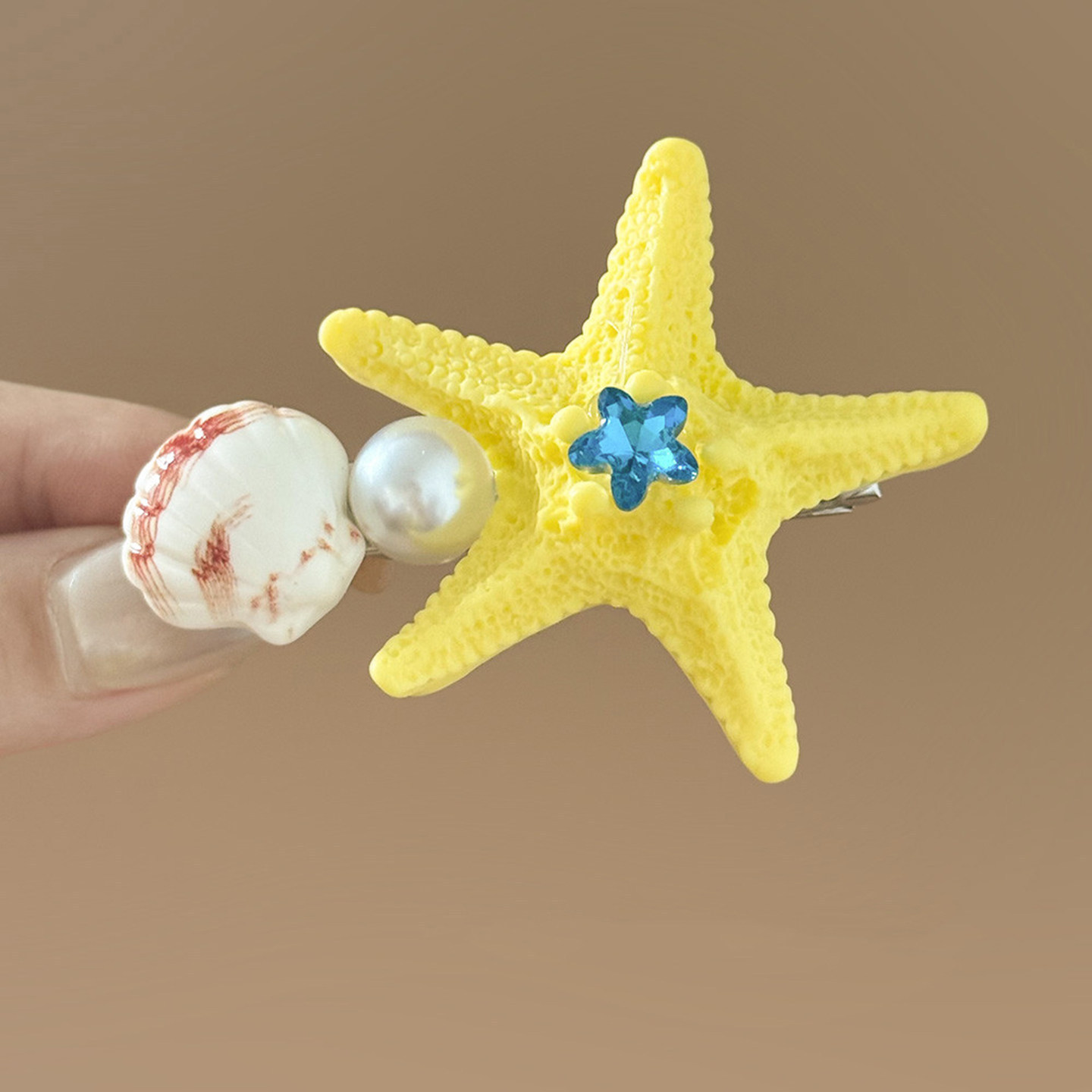 2# Horquilla de concha de estrella de mar amarilla, de aproximadamente 5.5 cm.