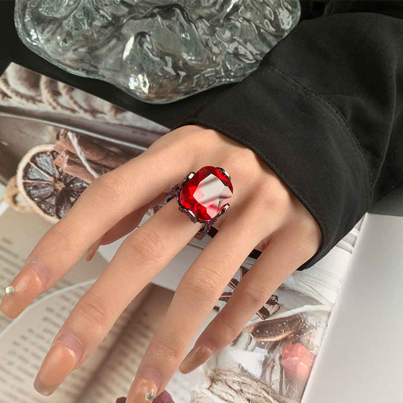 2024 Nueva joyería Zhuang Shengsheng, fondo de cobre, simulación chapada en oro, corindón, grasa rectangular, lujo ligero, oro negro, dedo femenino 15*20