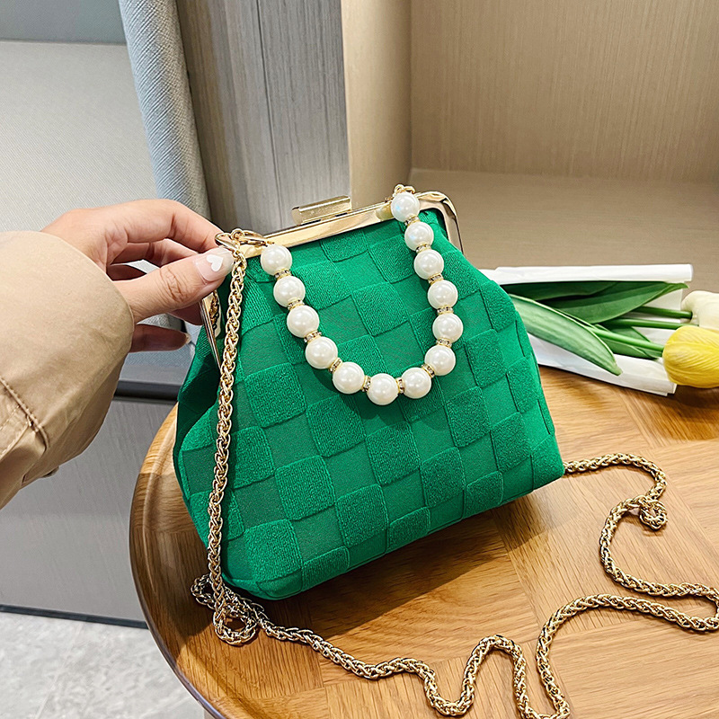 Kleine frische Tasche Damentasche 2023 Winter neue trendige Modekette Umhängetasche Internet-Berühmtheit Perlen-Handclip-Tasche_voghion.com