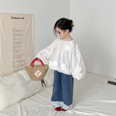 女の子の春の気質の甘い重工の刺繍の灯籠の袖の立体的な花はシャツのレースのジーパンのシングルを並べます。