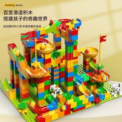 大きな粒子のシュートは5つの益智の子供の女の子をつづり合わせます。