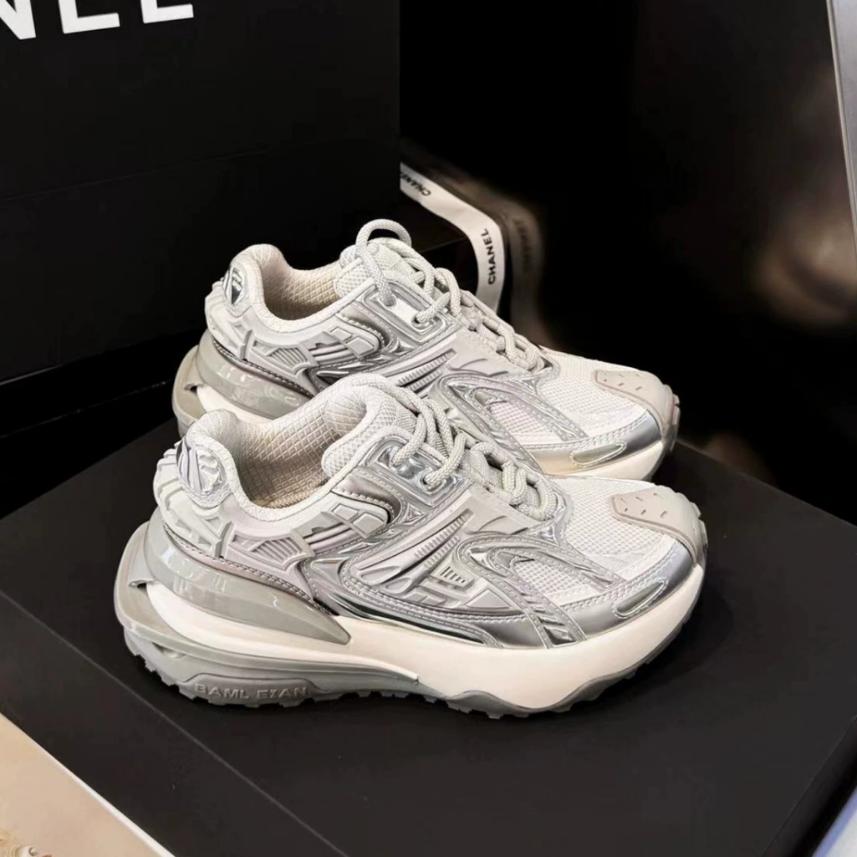 Кроссовки в стиле ретро с металлическим эффектом для женщины Celebrity Daddy Shoes с толстой подошвой 2024 Новый серебристый