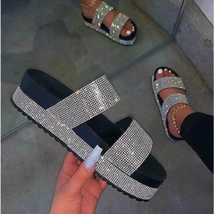 ���Q��a����ЬŮ�羳�ļ��¿�W��ë�qˮ荺��һ�֛���ƽ��ŮЬ