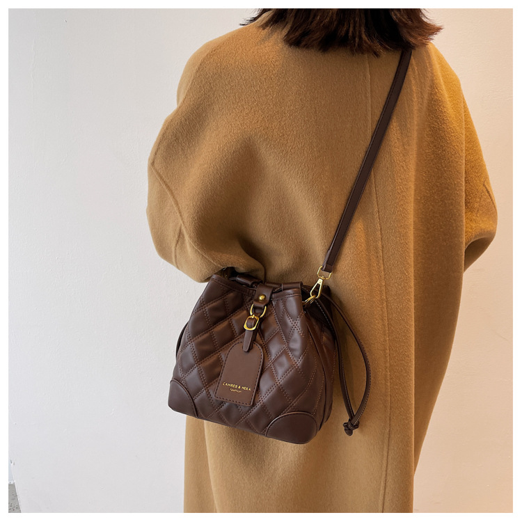 小众设计感女包包2022纯色菱格手提包单肩斜挎包拼接撞色水桶包