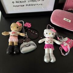 新しい高級感あふれる可愛らしい黒革の長い脚のKT漫画風ぬいぐるみバッグチャーム、女の子へのプレゼント
