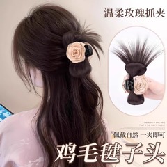 半分の鶏の毛のはねの頭の新しい中国式の鶏の巣の団子のかつらは乾燥しているバラの花を包んで挟みます。