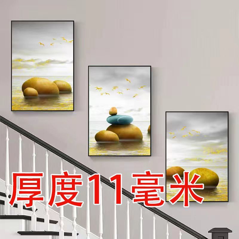 複式階段の入り口の間に装飾画があります。|undefined