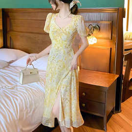 黄色短袖方领碎花连衣裙女夏季2024新款法式泡泡袖修身雪纺中长裙
