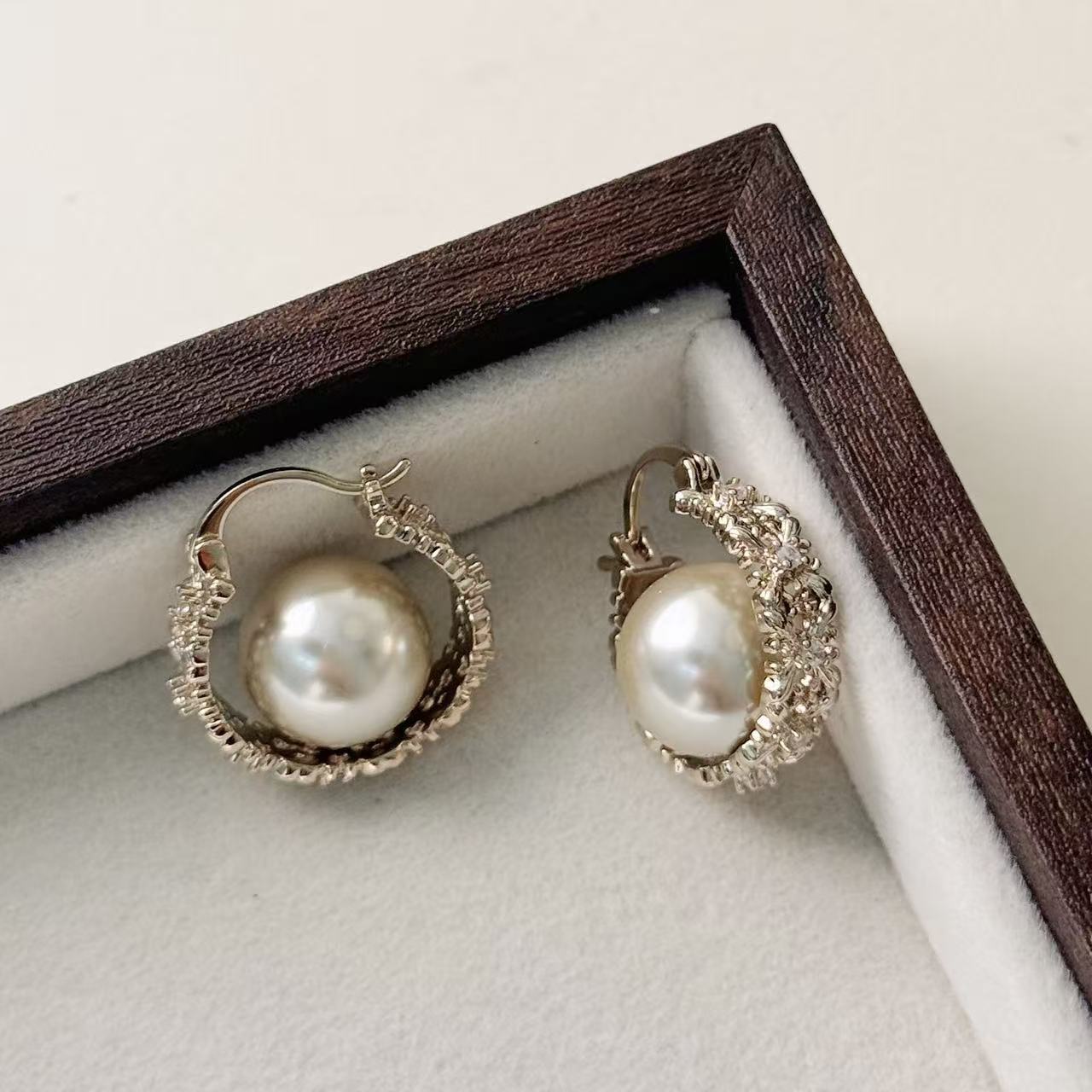 Aini Bini S925 Silver Needle Earrings with Crushed Diamond and Shell Beads for Women, Fashionable and Luxurious, Elegant Diamond-Embellished Earrings with a High-End Feel