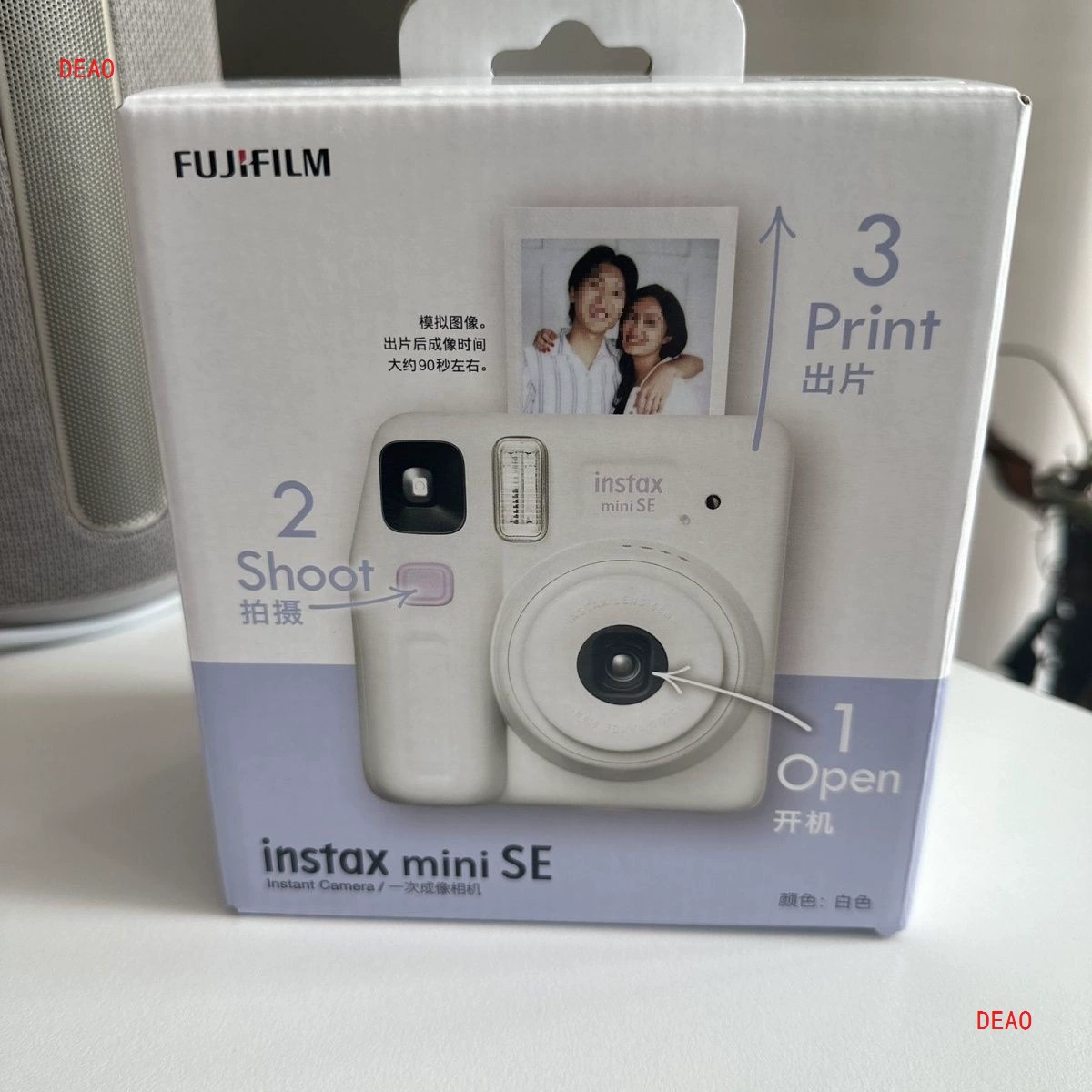 Мгновенная камера (Fujifilm instax) mini7+ — белая, компактная, с опцией коробки с аксессуарами