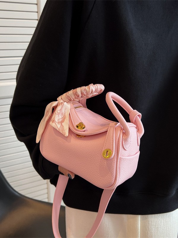 Bolso de dama de alto nivel 2025, nuevo estilo de moda transfronterizo nicho de diseño de mochila, bolso de almohada de mano rojo.