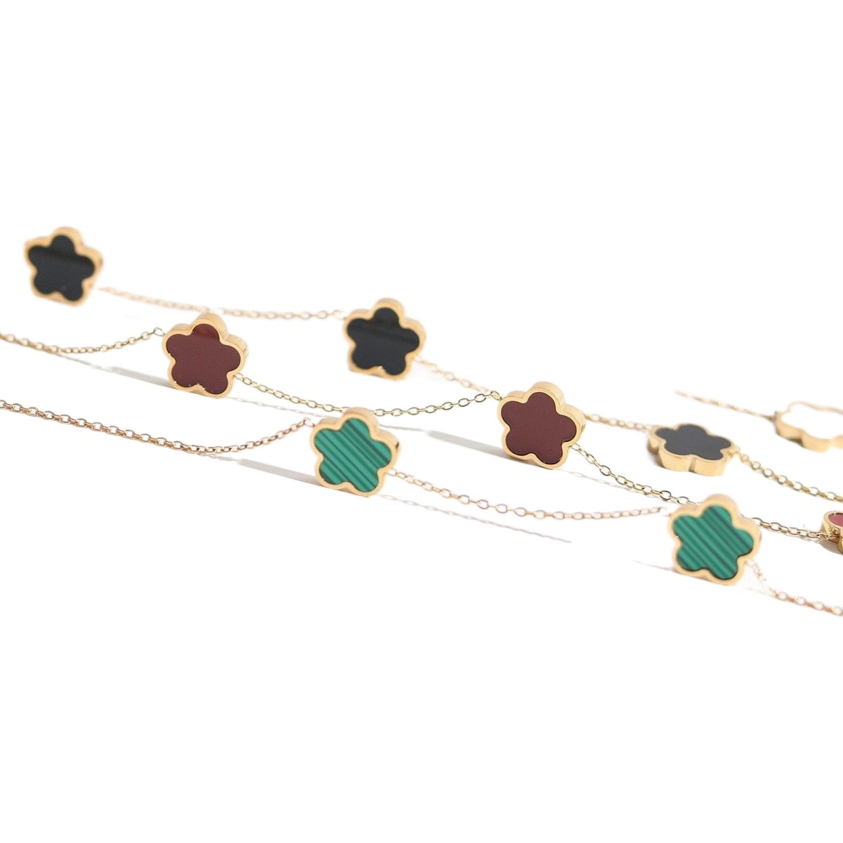 Collar de acero de titanio de flor de trébol de cinco hojas nicho femenino colgante de ciruela Cadena de clavícula temperamento de la moda europea y americana collar de cinco flores femenino